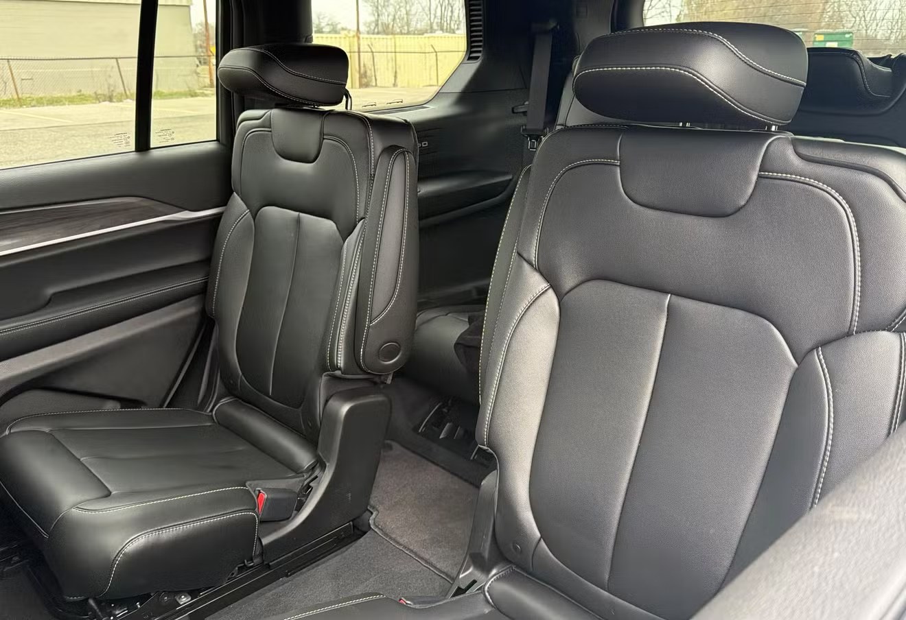 2025 Jeep Grand Cherokee L Limited — Second-row captain’s chairs
